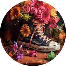 Lade das Bild in den Galerie-Viewer, Aluminiumbild gebürstet Blumiger Jeans Turnschuh Kreis