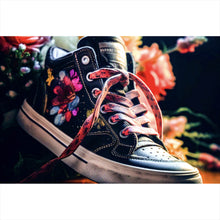 Lade das Bild in den Galerie-Viewer, Aluminiumbild Blumiger Boho Turnschuh Querformat