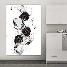 Lade das Bild in den Galerie-Viewer, Poster Brombeeren mit Eiswürfeln Hochformat