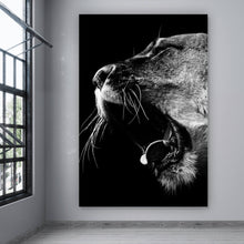 Lade das Bild in den Galerie-Viewer, Leinwandbild Brüllende Löwin Hochformat