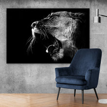Lade das Bild in den Galerie-Viewer, Aluminiumbild gebürstet Brüllende Löwin Querformat