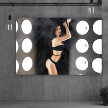 Lade das Bild in den Galerie-Viewer, Leinwandbild Brünette in Dessous Querformat