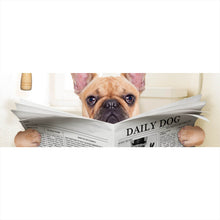Lade das Bild in den Galerie-Viewer, Poster Bulldogge auf Toilette Panorama