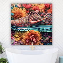 Lade das Bild in den Galerie-Viewer, Aluminiumbild gebürstet Bunter Sneaker in Blumenbett Quadrat