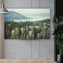 Lade das Bild in den Galerie-Viewer, Leinwandbild Dichter Nadelwald im Nebel Querformat