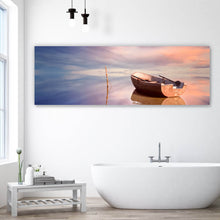Lade das Bild in den Galerie-Viewer, Poster Einsames Boot bei Sonnenuntergang Panorama