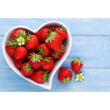Lade das Bild in den Galerie-Viewer, Spannrahmenbild Erdbeeren in einer Herzschale Querformat