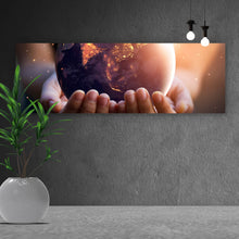 Lade das Bild in den Galerie-Viewer, Poster Erde bei Nacht in Händen Panorama