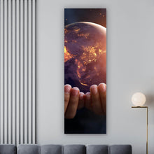 Lade das Bild in den Galerie-Viewer, Poster Erde bei Nacht in Händen Panorama Hoch