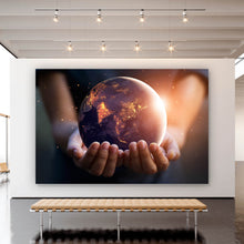 Lade das Bild in den Galerie-Viewer, Aluminiumbild Erde bei Nacht in Händen Querformat