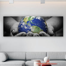 Lade das Bild in den Galerie-Viewer, Poster Erde in Händen Panorama