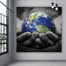 Lade das Bild in den Galerie-Viewer, Poster Erde in Händen Quadrat