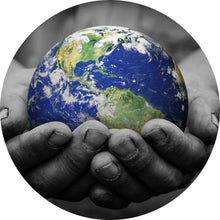 Lade das Bild in den Galerie-Viewer, Aluminiumbild gebürstet Erde in Händen Kreis
