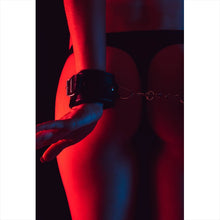 Lade das Bild in den Galerie-Viewer, Spannrahmenbild Erotische Frau in Handschellen No.2 Hochformat