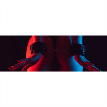 Lade das Bild in den Galerie-Viewer, Leinwandbild Erotische Frau in Handschellen No.2 Panorama