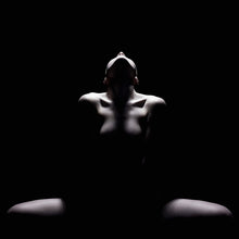 Lade das Bild in den Galerie-Viewer, Acrylglasbild Erotische Silhouette auf Schwarz Quadrat