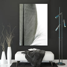 Lade das Bild in den Galerie-Viewer, Leinwandbild Feder Schwarz-Weiß Hochformat