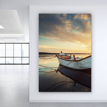 Lade das Bild in den Galerie-Viewer, Aluminiumbild Fischerboot bei Sonnenaufgang Hochformat