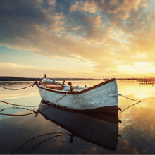 Lade das Bild in den Galerie-Viewer, Poster Fischerboot bei Sonnenaufgang Quadrat