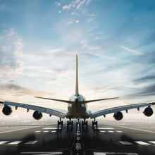 Lade das Bild in den Galerie-Viewer, Leinwandbild Flugzeug auf der Landebahn Quadrat