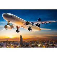 Lade das Bild in den Galerie-Viewer, Poster Flugzeug über der Stadt Querformat