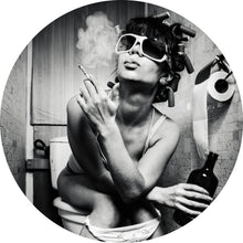 Lade das Bild in den Galerie-Viewer, Aluminiumbild Frau auf Toilette No.2 Kreis