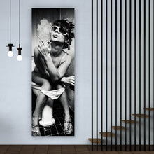 Lade das Bild in den Galerie-Viewer, Aluminiumbild Frau auf Toilette No.2 Panorama Hoch