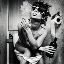 Lade das Bild in den Galerie-Viewer, Spannrahmenbild Frau auf Toilette No.2 Quadrat