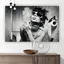 Lade das Bild in den Galerie-Viewer, Leinwandbild Frau auf Toilette No.2 Querformat