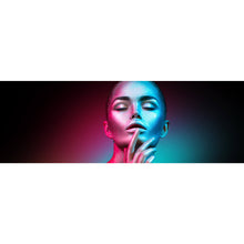 Lade das Bild in den Galerie-Viewer, Leinwandbild Frau im bunten Neonlicht Panorama