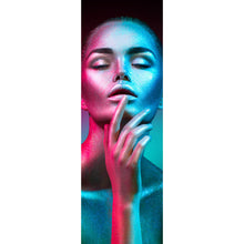 Lade das Bild in den Galerie-Viewer, Aluminiumbild Frau im bunten Neonlicht Panorama Hoch