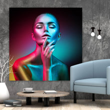 Lade das Bild in den Galerie-Viewer, Spannrahmenbild Frau im bunten Neonlicht Quadrat