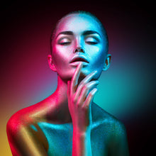 Lade das Bild in den Galerie-Viewer, Leinwandbild Frau im bunten Neonlicht Quadrat