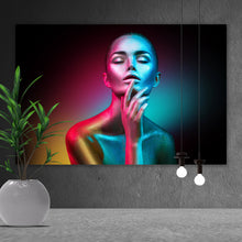 Lade das Bild in den Galerie-Viewer, Aluminiumbild gebürstet Frau im bunten Neonlicht Querformat