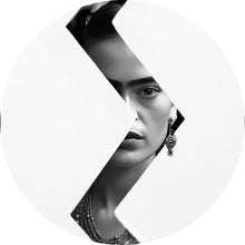 Lade das Bild in den Galerie-Viewer, Aluminiumbild gebürstet Frida Modern Art Schwarz Weiss Kreis