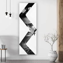 Lade das Bild in den Galerie-Viewer, Poster Frida Modern Art Schwarz Weiss Panorama Hoch