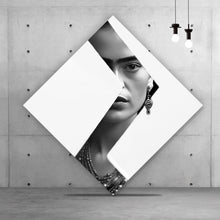 Lade das Bild in den Galerie-Viewer, Poster Frida Modern Art Schwarz Weiss Raute