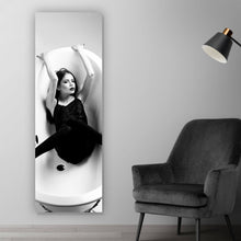 Lade das Bild in den Galerie-Viewer, Leinwandbild Frau in der Badewanne Panorama Hoch