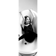 Lade das Bild in den Galerie-Viewer, Poster Frau in der Badewanne Panorama Hoch