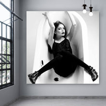 Lade das Bild in den Galerie-Viewer, Poster Frau in der Badewanne Quadrat