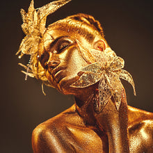 Lade das Bild in den Galerie-Viewer, Aluminiumbild gebürstet Frau in Gold Quadrat