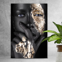 Lade das Bild in den Galerie-Viewer, Poster Frau mit Gold Make-Up Hochformat