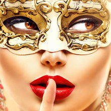 Lade das Bild in den Galerie-Viewer, Aluminiumbild gebürstet Frau mit goldener Maske No.2 Quadrat