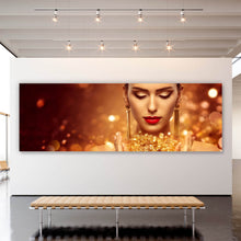 Lade das Bild in den Galerie-Viewer, Poster Frau mit Goldschmuck Panorama