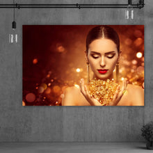 Lade das Bild in den Galerie-Viewer, Acrylglasbild Frau mit Goldschmuck Querformat