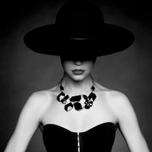 Lade das Bild in den Galerie-Viewer, Spannrahmenbild Frau mit Hut Quadrat