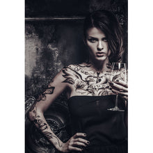 Lade das Bild in den Galerie-Viewer, Leinwandbild Frau mit Tattoos Hochformat
