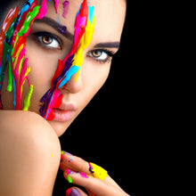 Lade das Bild in den Galerie-Viewer, Leinwandbild Frauen Portrait mit Farbe Quadrat