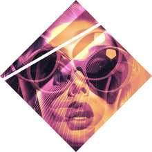 Lade das Bild in den Galerie-Viewer, Poster Frauengesicht mit Brille Modern Art Raute