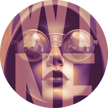 Lade das Bild in den Galerie-Viewer, Aluminiumbild gebürstet Frauengesicht mit Brille Vintage Wine Kreis